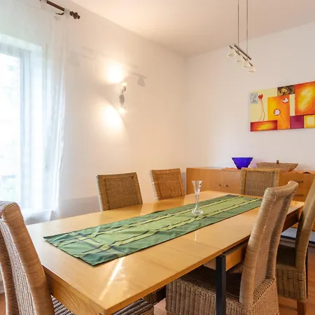 Grosses Haus In Apartment *